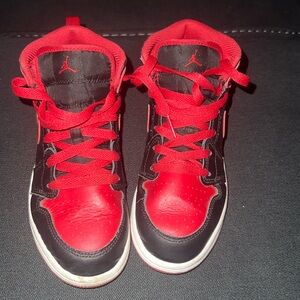 Nike Jordan 1 mid black/ fire red white
